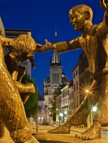 Dom in Aachen mit Brunnen Türelüre-Lißchen von Hubert Löneke
