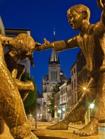 Dom in Aachen mit Brunnen Türelüre-Lißchen von Hubert Löneke
