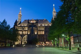 Das Rathaus von Aachen vom Katschhof aus gesehen bei Nacht