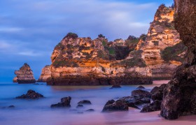 Praia do Camilo, Lagos, Algarve bij het diepe blauwe uurtje