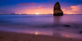 Een rots aan de Praia do Camilo Algarve Portugal bij nacht