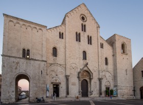 Basilika San Nicola am Abend
