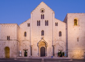 Basilika San Nicola (Bari) zur Blauen Stunde