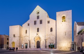 Basilika San Nicola zur Blauen Stunde