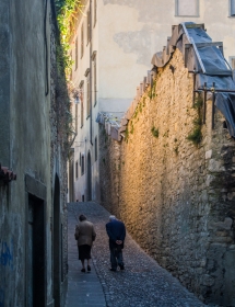 Een ouder echtpaar in Bergamo
