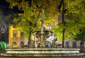 Fontana della Fiera Bergamo bij nacht