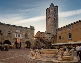 Piazza Vecchia in Bergamo met fontein in de voorgrond