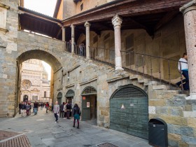 Piazza Vecchia met doorgang naar de dom van Bergamo