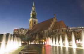 Berlin_Abend_Kirche+Brunnen.jpg