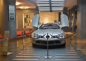 Berlin_Autohaus_Mercedes_SLR.jpg
