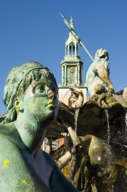 Berlin_Brunnen+Kirche.jpg