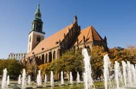 Berlin_Kirche_Brunnen.jpg