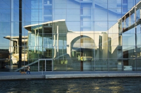 Berlin_Spree_Bundeskanzleramt.jpg