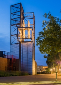 Mijnschacht met verlichting