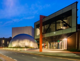 Continium Discovery Center Kerkrade bij nacht