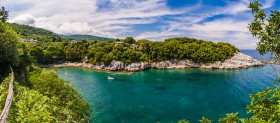 Panorama over de natuurlijke haven van Damouchari (Pilion)