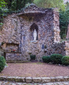 Lourdesgrot achter de kerk in Haanrade