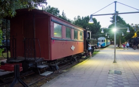 Een kijkje nemen in de stoomlocomotief in Kalamata
