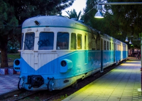 Schienenbus am Bahnhof Kalamata