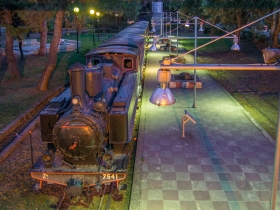 Dampflok am Bahnsteig in Kalamata