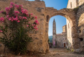 Agios Spyridon Kirche im restaurierten Alt-Kardamili
