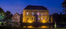 Frontaansicht van Kasteel Erenstein op de Avond
