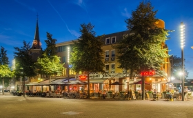 Kerkrade centrum: Het marktplein van Kerkrade tijdens het blauwe uurtje
