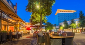 Kerkrade markt bij Grandcafé Jules tijdens het sfeervolle en gezellige avondlicht