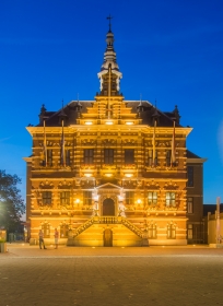 Het Raadhuis van Kerkrade tijdens het blauwe uurtje