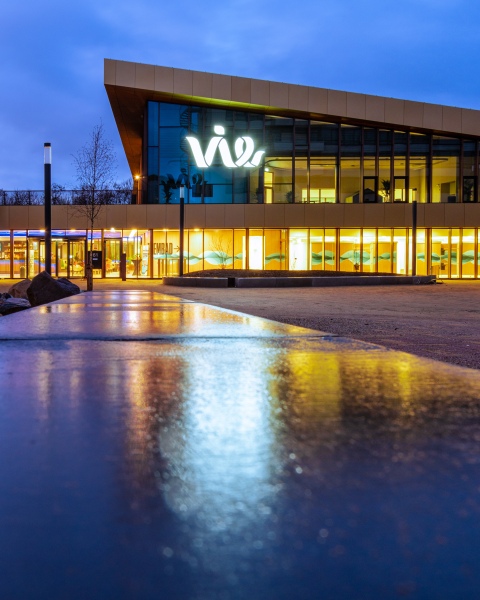 De multifunctionele Sporthal Vie tijdens het blauwe uurtje
