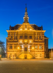 Het Raadhuis van Kerkrade tijdens het blauwe uurtje