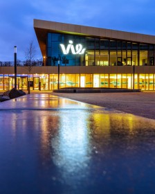 De multifunctionele Sporthal Vie tijdens het blauwe uurtje