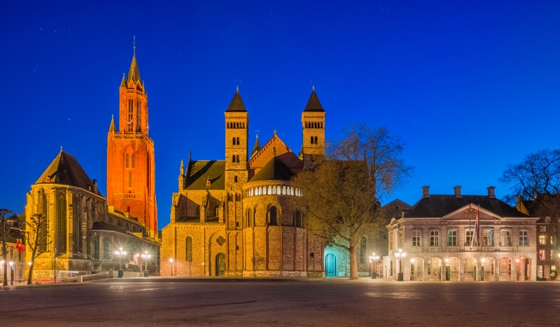 Hoofdwacht, Sint Servaasbasiliek en Sint Janskerk aan het Vrijthof Maastricht