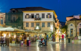Nafplion met tavernes aan het Syntagmaplein