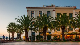 Cafés aan het plein voor de Agios Nikolaos van Nafplio