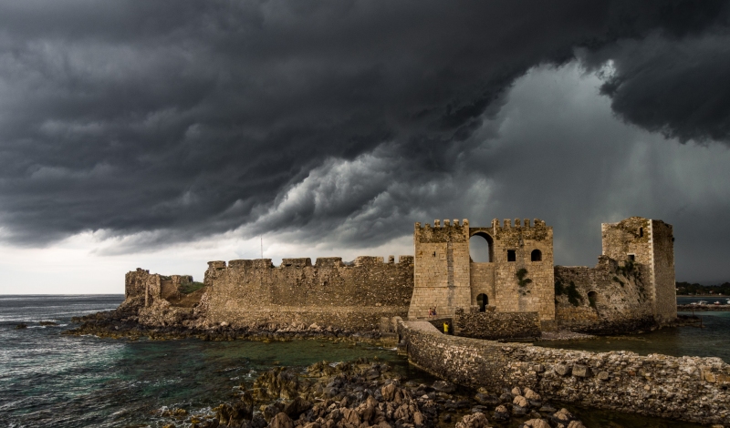 Onweerswolk boven het kasteel van Methoni