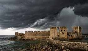 Onweerswolk boven het kasteel van Methoni