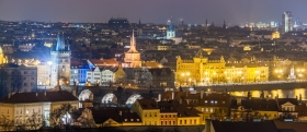 Panorama over Praag met de Karelsbrug