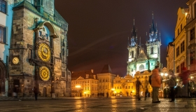 Het plein van de oude stad Praag bij nacht