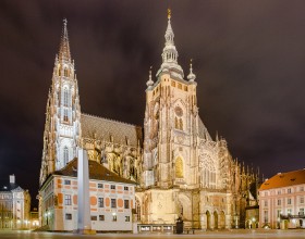 Kathedraal van Praag bij nacht