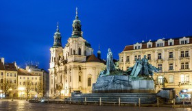 Jan Hus Memorial met daarachter de Sint-Nicolaaskerk in Praag