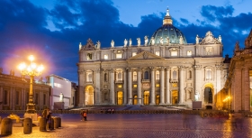 Petersdom am Petersplatz bei Nacht