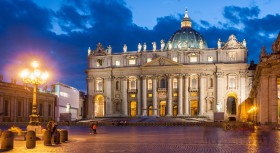 Petersdom am Petersplatz bei Nacht