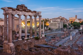 Forum Romanum mit Kolosseum im Hintergrund