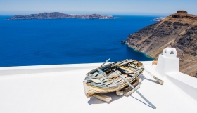 Santorini - Firostefani - Een boot op een dak