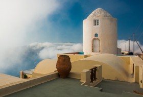 Santorini - Een oude windmolen in Imerovigli in de wolken