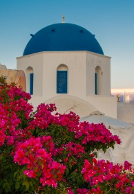 Santorini - Oia - Ekklisia Analipsi achter bloemen