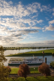 Ein Boot auf der Elbe vor Tangermünde