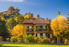 Een huis aan de Via Valverde in Bergamo in prachtige herfstkleuren