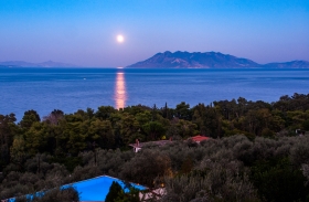 Zwembad van hotel Yialasi met maanlicht